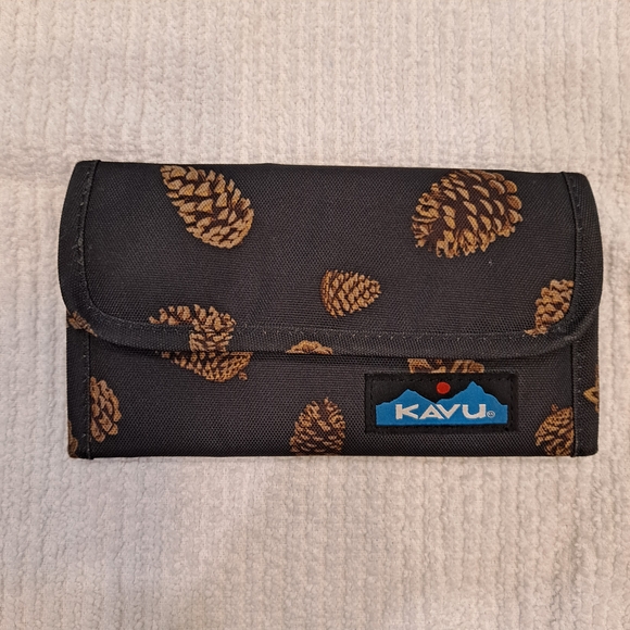 KAVU Pinecone Pattern Wallet in Black and Tan - Picture 1 of 4